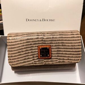 DOONEY & BOURKE Wallet Lizard Embossed Leather
Continental Clutch Beige